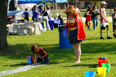 Tomah, Wisconsin ABD - 5 Ağustos 2025: Yerel Polis, Şerif ve İtfaiyeci memurlar, Ulusal Gece Gezisi Aile Eğlencesi etkinliği için cemaat aileleriyle bir araya geldi.