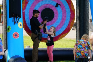 Tomah, Wisconsin ABD - 5 Ağustos 2025: Yerel Polis, Şerif ve İtfaiyeci memurlar, Ulusal Gece Gezisi Aile Eğlencesi etkinliği için cemaat aileleriyle bir araya geldi.