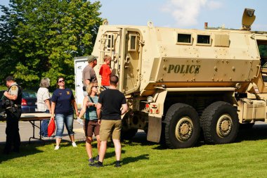 Tomah, Wisconsin ABD - 5 Ağustos 2025: Yerel Polis, Şerif ve İtfaiyeci memurlar, Ulusal Gece Gezisi Aile Eğlencesi etkinliği için cemaat aileleriyle bir araya geldi.