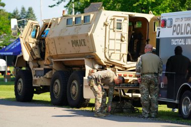 Tomah, Wisconsin ABD - 5 Ağustos 2025: Yerel Polis, Şerif ve İtfaiyeci memurlar, Ulusal Gece Gezisi Aile Eğlencesi etkinliği için cemaat aileleriyle bir araya geldi.