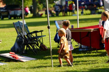 Tomah, Wisconsin ABD - 5 Ağustos 2025: Yerel Polis, Şerif ve İtfaiyeci memurlar, Ulusal Gece Gezisi Aile Eğlencesi etkinliği için cemaat aileleriyle bir araya geldi.
