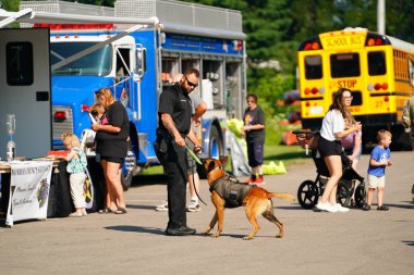 Tomah, Wisconsin ABD - 5 Ağustos 2025: Yerel Polis, Şerif ve İtfaiyeci memurlar, Ulusal Gece Gezisi Aile Eğlencesi etkinliği için cemaat aileleriyle bir araya geldi.