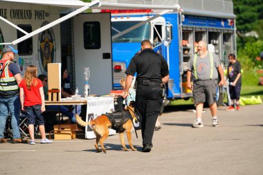 Tomah, Wisconsin ABD - 5 Ağustos 2025: Yerel Polis, Şerif ve İtfaiyeci memurlar, Ulusal Gece Gezisi Aile Eğlencesi etkinliği için cemaat aileleriyle bir araya geldi.