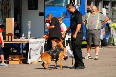 Tomah, Wisconsin ABD - 5 Ağustos 2025: Yerel Polis, Şerif ve İtfaiyeci memurlar, Ulusal Gece Gezisi Aile Eğlencesi etkinliği için cemaat aileleriyle bir araya geldi.