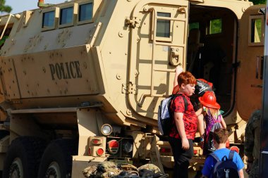 Tomah, Wisconsin ABD - 5 Ağustos 2025: Yerel Polis, Şerif ve İtfaiyeci memurlar, Ulusal Gece Gezisi Aile Eğlencesi etkinliği için cemaat aileleriyle bir araya geldi.