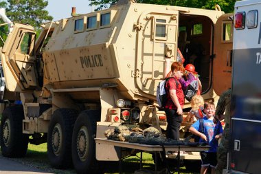 Tomah, Wisconsin ABD - 5 Ağustos 2025: Yerel Polis, Şerif ve İtfaiyeci memurlar, Ulusal Gece Gezisi Aile Eğlencesi etkinliği için cemaat aileleriyle bir araya geldi.