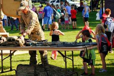 Tomah, Wisconsin ABD - 5 Ağustos 2025: Yerel Polis, Şerif ve İtfaiyeci memurlar, Ulusal Gece Gezisi Aile Eğlencesi etkinliği için cemaat aileleriyle bir araya geldi.