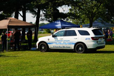 Tomah, Wisconsin ABD - 5 Ağustos 2025: Yerel Polis, Şerif ve İtfaiyeci memurlar, Ulusal Gece Gezisi Aile Eğlencesi etkinliği için cemaat aileleriyle bir araya geldi.