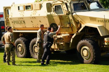 Tomah, Wisconsin ABD - 5 Ağustos 2025: Yerel Polis, Şerif ve İtfaiyeci memurlar, Ulusal Gece Gezisi Aile Eğlencesi etkinliği için cemaat aileleriyle bir araya geldi.