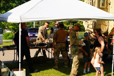 Tomah, Wisconsin ABD - 5 Ağustos 2025: Yerel Polis, Şerif ve İtfaiyeci memurlar, Ulusal Gece Gezisi Aile Eğlencesi etkinliği için cemaat aileleriyle bir araya geldi.