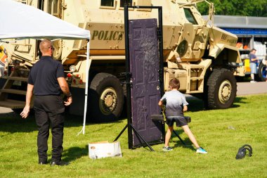 Tomah, Wisconsin ABD - 5 Ağustos 2025: Yerel Polis, Şerif ve İtfaiyeci memurlar, Ulusal Gece Gezisi Aile Eğlencesi etkinliği için cemaat aileleriyle bir araya geldi.