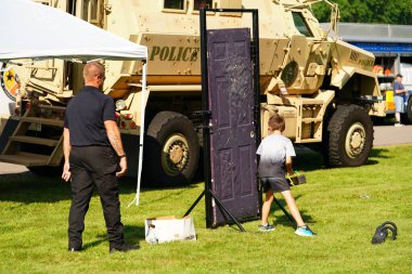 Tomah, Wisconsin ABD - 5 Ağustos 2025: Yerel Polis, Şerif ve İtfaiyeci memurlar, Ulusal Gece Gezisi Aile Eğlencesi etkinliği için cemaat aileleriyle bir araya geldi.