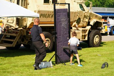 Tomah, Wisconsin ABD - 5 Ağustos 2025: Yerel Polis, Şerif ve İtfaiyeci memurlar, Ulusal Gece Gezisi Aile Eğlencesi etkinliği için cemaat aileleriyle bir araya geldi.