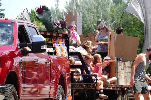 New York - Haziran 26, 20 0 18: Coney Adası 'ndaki en büyük deniz kızı geçit törenine katılanlar