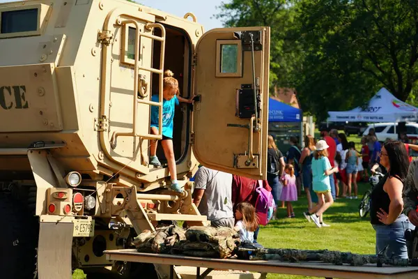 Tomah, Wisconsin ABD - 5 Ağustos 2025: Yerel Polis, Şerif ve İtfaiyeci memurlar, Ulusal Gece Gezisi Aile Eğlencesi etkinliği için cemaat aileleriyle bir araya geldi.