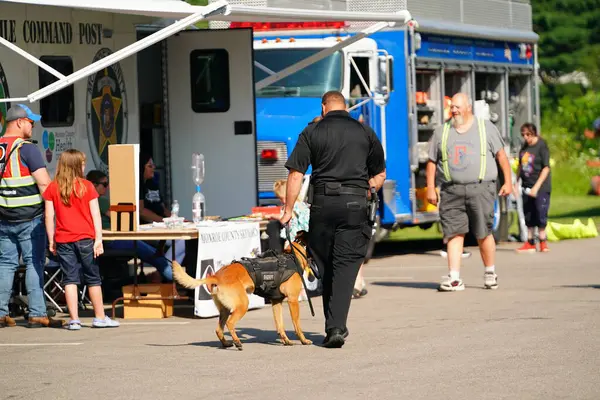 Tomah, Wisconsin ABD - 5 Ağustos 2025: Yerel Polis, Şerif ve İtfaiyeci memurlar, Ulusal Gece Gezisi Aile Eğlencesi etkinliği için cemaat aileleriyle bir araya geldi.