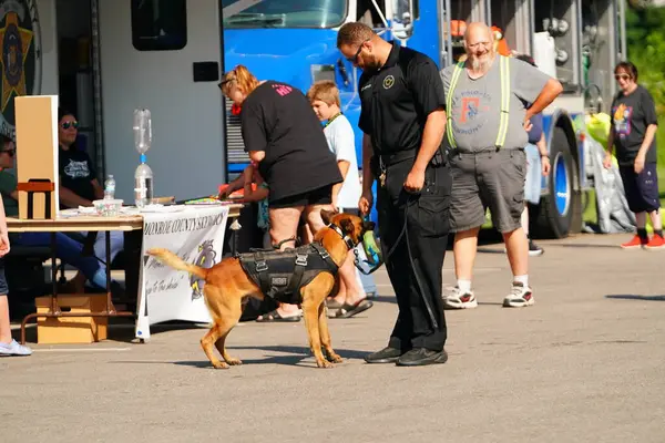 Tomah, Wisconsin ABD - 5 Ağustos 2025: Yerel Polis, Şerif ve İtfaiyeci memurlar, Ulusal Gece Gezisi Aile Eğlencesi etkinliği için cemaat aileleriyle bir araya geldi.