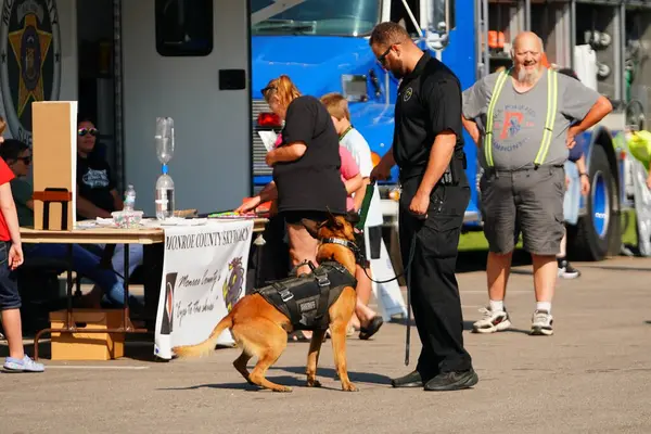 Tomah, Wisconsin ABD - 5 Ağustos 2025: Yerel Polis, Şerif ve İtfaiyeci memurlar, Ulusal Gece Gezisi Aile Eğlencesi etkinliği için cemaat aileleriyle bir araya geldi.