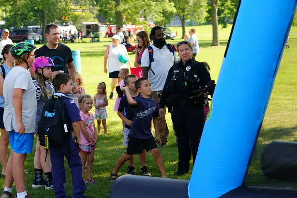 Tomah, Wisconsin ABD - 5 Ağustos 2025: Yerel Polis, Şerif ve İtfaiyeci memurlar, Ulusal Gece Gezisi Aile Eğlencesi etkinliği için cemaat aileleriyle bir araya geldi.