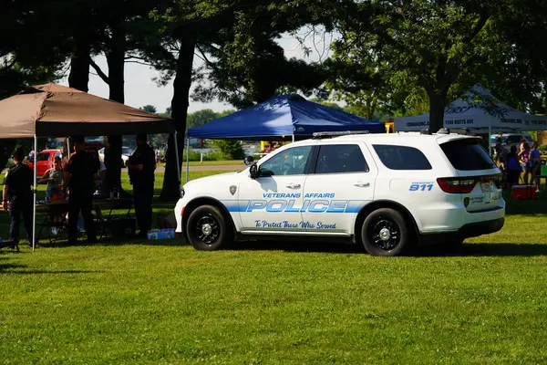 Tomah, Wisconsin ABD - 5 Ağustos 2025: Yerel Polis, Şerif ve İtfaiyeci memurlar, Ulusal Gece Gezisi Aile Eğlencesi etkinliği için cemaat aileleriyle bir araya geldi.