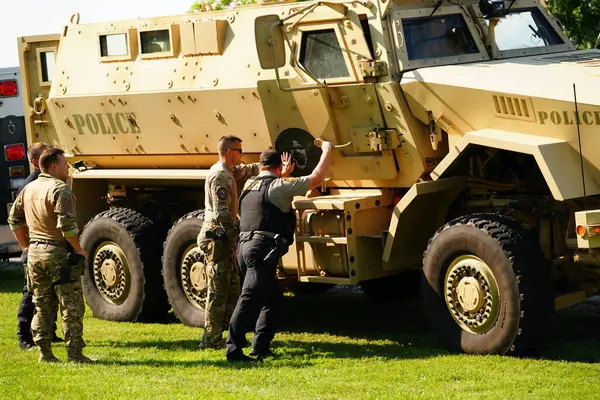 Tomah, Wisconsin ABD - 5 Ağustos 2025: Yerel Polis, Şerif ve İtfaiyeci memurlar, Ulusal Gece Gezisi Aile Eğlencesi etkinliği için cemaat aileleriyle bir araya geldi.