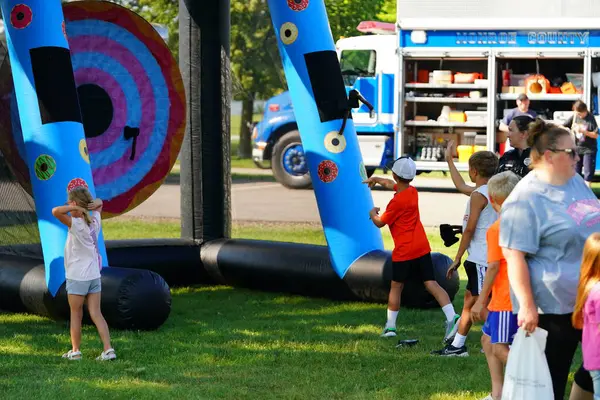 Tomah, Wisconsin ABD - 5 Ağustos 2025: Yerel Polis, Şerif ve İtfaiyeci memurlar, Ulusal Gece Gezisi Aile Eğlencesi etkinliği için cemaat aileleriyle bir araya geldi.