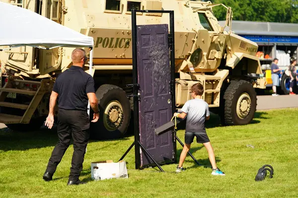 Tomah, Wisconsin ABD - 5 Ağustos 2025: Yerel Polis, Şerif ve İtfaiyeci memurlar, Ulusal Gece Gezisi Aile Eğlencesi etkinliği için cemaat aileleriyle bir araya geldi.