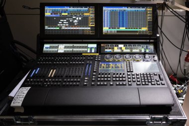 Büyük bir ışık karıştırıcı aydınlatmayı kontrol ediyor. 