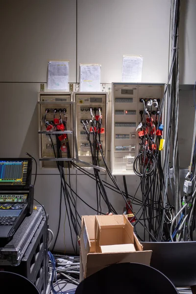 Backstage Laufen Alle Stromkabel Einem Stromverteilungssystem Zusammen — Stockfoto