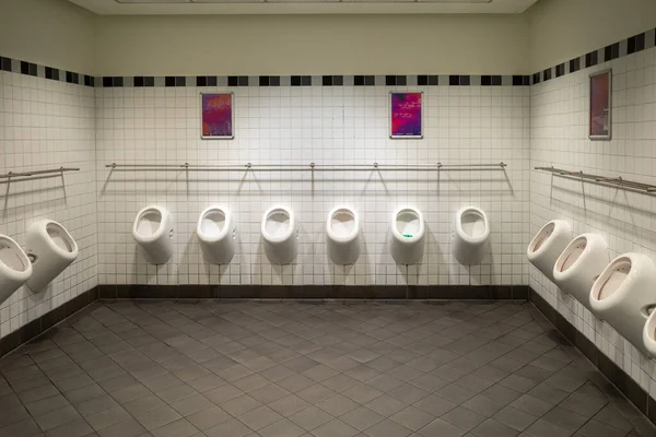 Toalecie Jest Wiele Pisuarów Obok Siebie — Zdjęcie stockowe