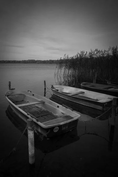 在湖上划着小船 并排躺在水面上 一身漆黑 — 图库照片