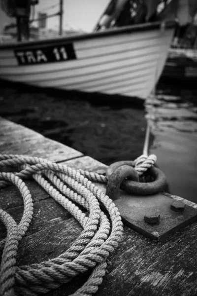 Una Nave Attaccata Dissuasore Nel Porto Con Una Spessa Corda — Foto Stock