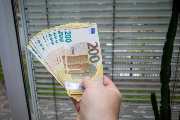 Одній Руці Багато Двохсот Євро Банкнот — стокове фото