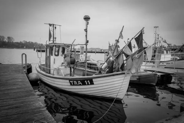在Luebeck Travemuende港口的一艘旧渔船 — 图库照片