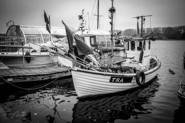Luebeck Travemuende Limanında Yatan Eski Bir Balıkçı Teknesi — Stok fotoğraf