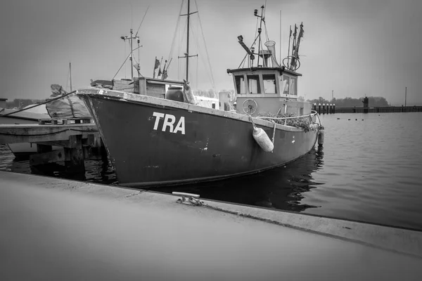 在Luebeck Travemuende港口的一艘旧渔船 — 图库照片