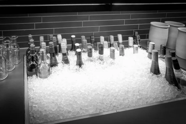 多くのワインボトルは砕氷船で冷やされ — ストック写真
