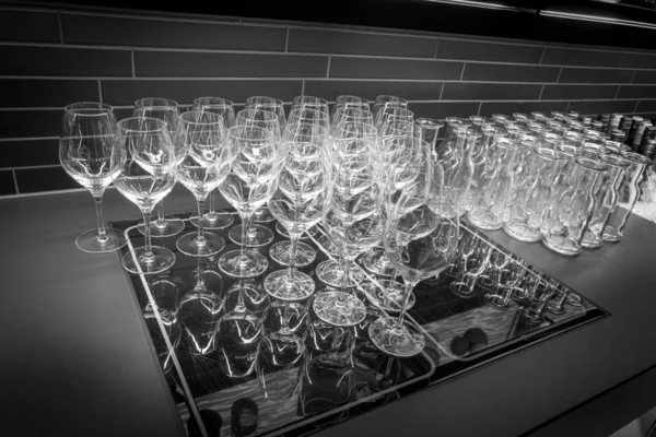 テーブルの上には空のワイングラスがたくさんあり — ストック写真