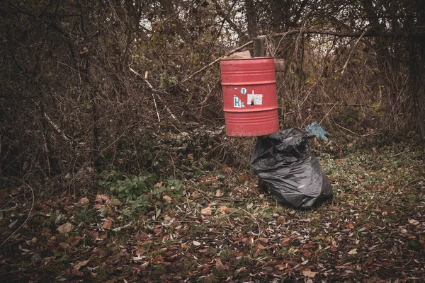 Ένα Πάρκινγκ Υπάρχει Ένα Κόκκινο Σκουπιδοτενεκέ Μια Γεμάτη Σακούλα Σκουπιδιών — Φωτογραφία Αρχείου