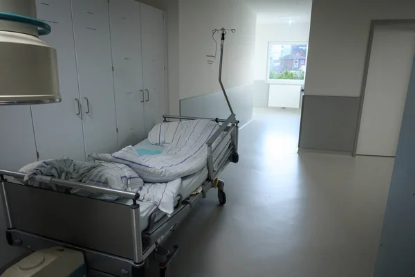 病院の廊下には空の患者用ベッドがあり — ストック写真
