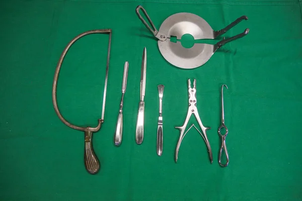 Néhány Különböző Eszközök Egy Amputáció Fekszik Egy Sebészeti Ruha — Stock Fotó