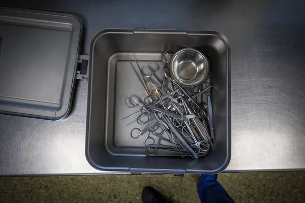 Muchos Diversos Instrumentos Quirúrgicos Encuentran Recipiente — Foto de Stock