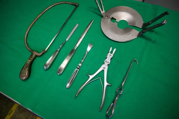 Vários Vários Instrumentos Uma Amputação Estão Tecido Cirúrgico — Fotografia de Stock