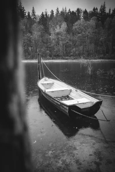 Човен Лежить Під Дощем Озері — стокове фото