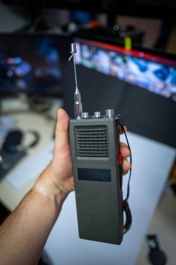 Eski bir yeşil askeri telsiz tek elle tutulur.