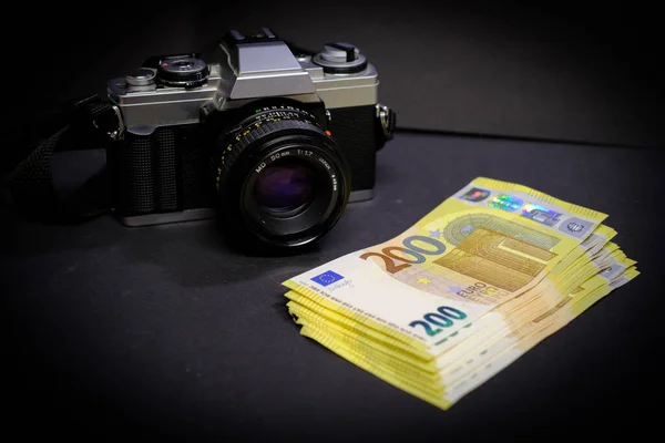古い反射カメラの横には200ユーロ紙幣の山があります — ストック写真