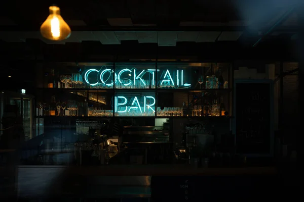Acima Bar Está Escrito Letras Iluminadas Bar Cocktail — Fotografia de Stock