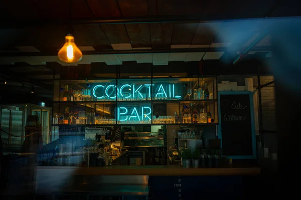 Acima Bar Está Escrito Letras Iluminadas Bar Cocktail — Fotografia de Stock