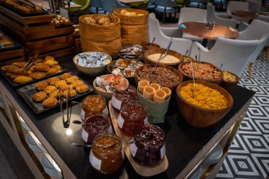 Kahvaltı büfesinde kahvaltı için çeşitli lezzetli malzemeler var.