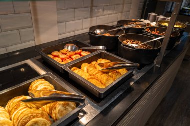 Kahvaltı büfesinde kahvaltı için çeşitli lezzetli malzemeler var.